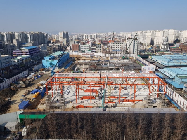 수원특례시의 수원농수산물도매시장 시설 현대화 사업 2단계 공사로 과일동이 건축되는 모습.