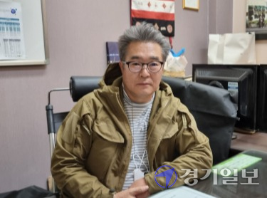 이종수 김포시통리장협의회장은 올해 협의회 정기총회에서 만장일치로 회장에 추대됐다. 이 회장은 “지역발전을 위해 무엇을 할지 서로 협의하면서 한 목소리를 내는 협의회가 되도록 최선을 다할 것”이라고 말했다. 양형찬기자
