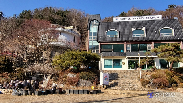 ▲ 상호리에 있는 '알로하가든' 카페 부지는 오래전 금방아(금을 빻던 곳)와 전기 발전소가 있던 자리다.