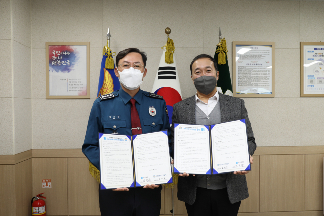 16일 인천 논현경찰서 서장실에서 김기동 논현경찰서장(왼쪽)과 김형중 모두병원장이 지역 체류 외국인에 대한 의료지원을 위한 업무협약을 한 뒤 기념촬영을 하고 있다. 논현서 제공.