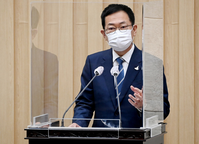 박남춘 인천시장이 16일 인천시의회 본회의장에서 열린 '제278회 임시회 제2차 본회의'에서 의원들의 시정질문에 답변하고 있다. 인천시 제공.