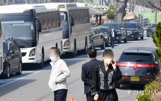 16일 오후 인천 부평구 인천가족공원 화장장 입구에 순서를 기다리는 운구차들이 길게 늘어서 있다. 인천시는 코로나19 확산에 따른 사망자 증가로 1일 화장 건수를 평소 72건에서 98건으로 늘리며 화장시설 가동 마감시간을 오후 5시 30분으로 평소보다 1시간 연장에 들어갔다. 장용준기자