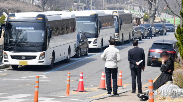 16일 오후 인천 부평구 인천가족공원 화장장 입구에 순서를 기다리는 운구차들이 길게 늘어서 있다. 인천시는 코로나19 확산에 따른 사망자 증가로 1일 화장 건수를 평소 72건에서 98건으로 늘리며 화장시설 가동 마감시간을 오후 5시 30분으로 평소보다 1시간 연장에 들어갔다. 장용준기자