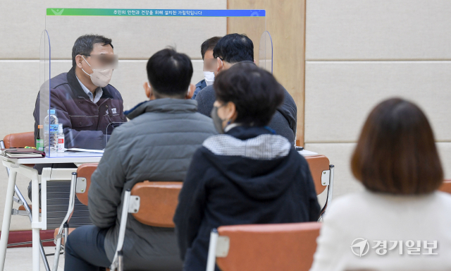 16일 오후 2022년 제1회 '일구데이(구인·구직 만남의 날)' 행사가 열린 인천 연수구청 대회의실에서 구직자들이 현장면접을 치르고 있다. 장용준기자