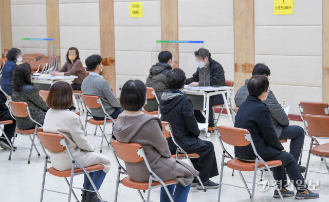 16일 오후 2022년 제1회 '일구데이(구인·구직 만남의 날)' 행사가 열린 인천 연수구청 대회의실에서 구직자들이 현장면접을 치르고 있다. 장용준기자