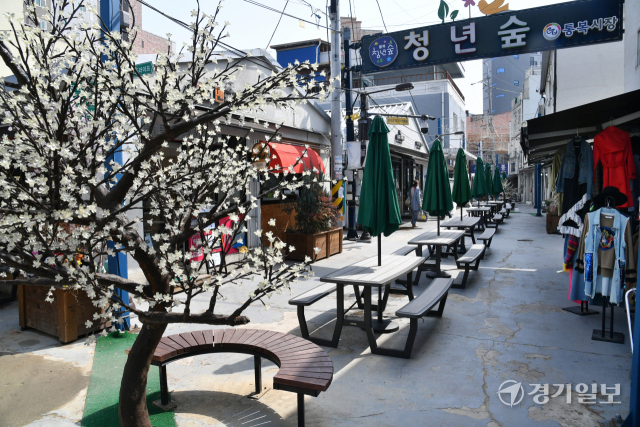 16일 오후 평택시 통복시장내 청년몰인 ‘청년숲’이 점심시간임에도 손님이 거의 없어 한산한 모습을 보이고 있다. 김시범기자