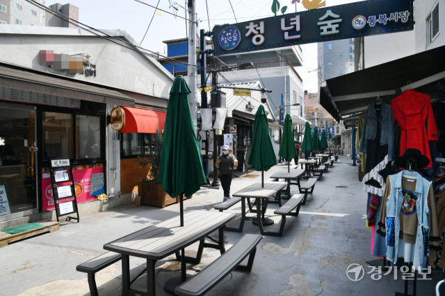 16일 오후 평택시 통복시장내 청년몰인 ‘청년숲’이 점심시간임에도 손님이 거의 없어 한산한 모습을 보이고 있다. 김시범기자