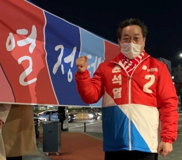 유정복 전 인천시장이 제20대 대통령 선거 기간에 ‘열정텐트’ 앞에서 승리를 기원하는 화이팅을 하고 있다. 유정복 전 시장 측 제공