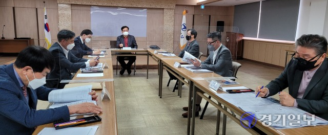 경기일보 독자권익위원회(위원장 이재복)가 17일 3월 회의를 열고 ‘[6·1 지방선거 이것만은 해결하자!] 과천시, 지식정보타운 등 대규모 택지 개발…교통망 확충 ’SOS’기사를 호평했다. 민현배기자