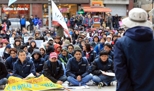 사업장 이동의 자유를 제한하는 고용허가제에 대한 폐지를 촉구하고 있는 이주노동자들. 연합뉴스
