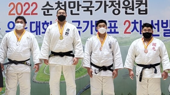 남고부 +100kg급 우승자 백종우(왼쪽 두번째)