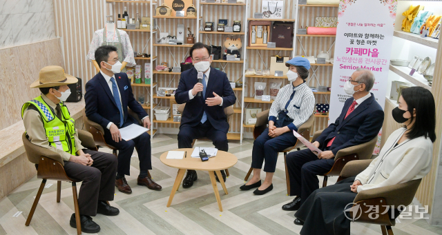 김부겸 국무총리가 17일 오전 용인특례시 이마트 죽전점에서 열린 이마트 카페마을 1호점 개소식에서 인사말을 하고 있다. 카페마을 1호점은 국내 대형유통매장에 첫 개설되는 실버카페로 정부·지자체·공공기관과 민간이 협력하는 노인일자리 사업모델이다. 윤원규기자