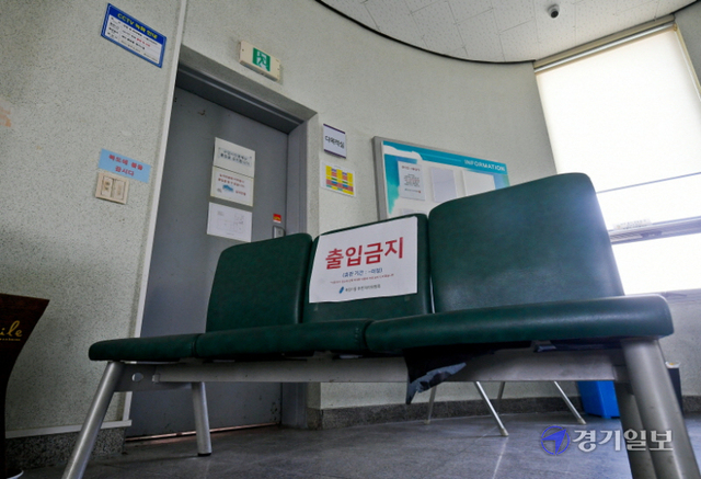 화학사고 대피소로 지정돼있는 용인특례시 죽전1동 행정복지센터 다목적실 앞이 출입금지가 붙어있는 의자로 막혀있다. 윤원규기자