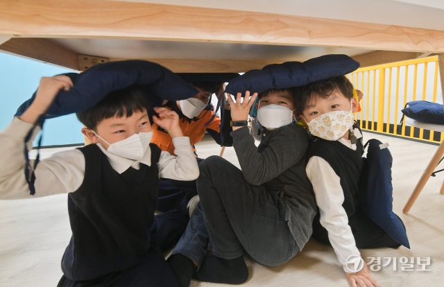 18일 오후 오산시 경기도 국민안전체험관을 찾은 어린이들이 지진 체험관에서 안전교육을 하고 있다. 오는 4월 개관하는 경기도 국민안전체험관은 오는 31일까지 시범운영으로 사전 체험이 가능하다. 윤원규기자