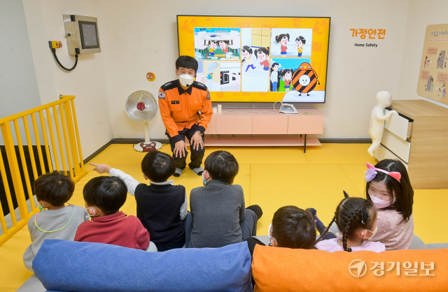 18일 오후 오산시 경기도 국민안전체험관을 찾은 어린이들이 가정 안전 교육장에서 안전교육을 하고 있다. 오는 4월 개관하는 경기도 국민안전체험관은 오는 31일까지 시범운영으로 사전 체험이 가능하다. 윤원규기자