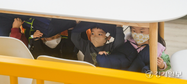18일 오후 오산시 경기도 국민안전체험관을 찾은 어린이들이 지진 체험관에서 안전교육을 하고 있다. 오는 4월 개관하는 경기도 국민안전체험관은 오는 31일까지 시범운영으로 사전 체험이 가능하다. 윤원규기자