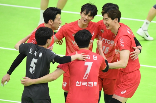 19일 수원체육관에서 열린 프로배구 인천 대한항공과의 경기서 3-1로 승리한 수원 한국전력 선수들이 환호하고 있다.연합뉴스