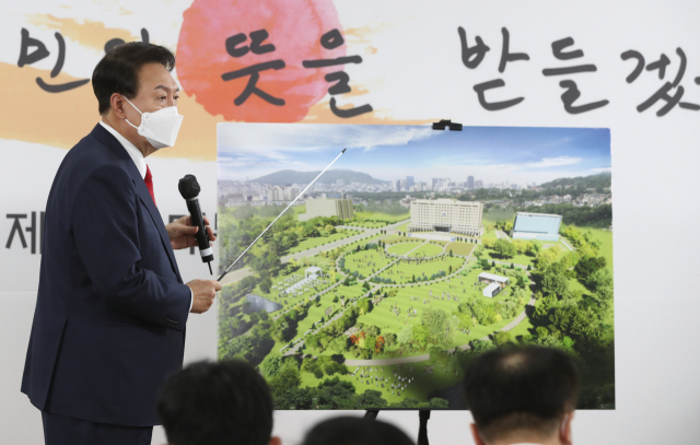 윤석열 대통령 당선인이 20일 오전 서울 종로구 삼청동 대통령직인수위원회 회견장에서 대통령실 용산 이전과 관련해 기자회견을 하고 있다. 국회사진기자단