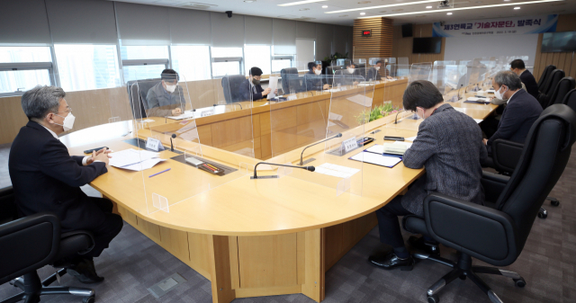 인천경제자유구역청이 지난 18일 송도국제도시 G타워에서 이원재 인천경제청장과 관계 전문가 등이 참석한 가운데 제3연륙교의 적기 개통과 안전 시공을 위한 기술자문단 발족식을 했다. 인천경제청 제공