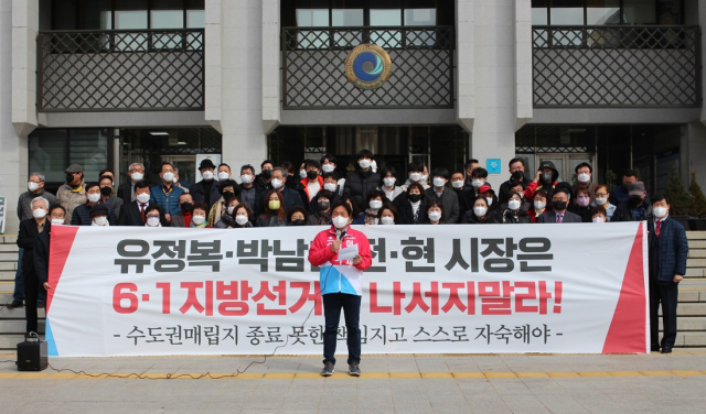 국민의힘 이학재 인천시장 예비후보가 20일 인천시청에서 기자회견을 열고 수도권매립지 사용종료 현안에 대한 책임을 유정복 전 시장과 박남춘 시장에게 돌리며 이들 전·현직 시장 모두 제8회 전국동시지방선거에 불출마해야 한다는 주장을 하고 있다. 이학재 인천시장 예비후보 측 제공