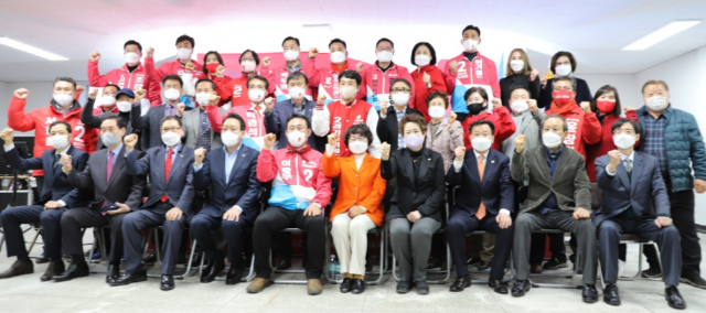 지난 18일 이충우 여주시장 예비후보 선거캠프 개소식 참석자들이 기념촬영을 하고 있다.