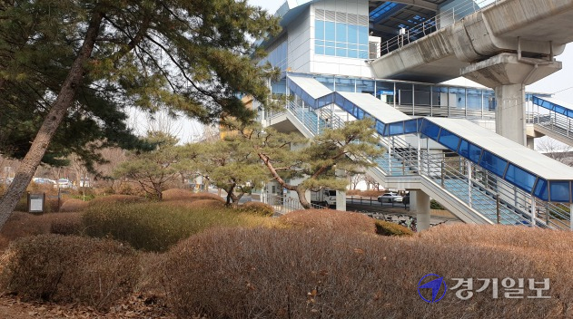 의정부시가 직동공원 진입광장 조성을 추진하자 반대 여론이 비등해고 있다. 사진은 의정부 경전철 시청역사 앞 진입광장 예정지. 이곳을 지나면 직동공원 소풍길로 이어진다. 김동일기자