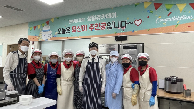 최병일 경기도소방재난본부장과 정훈영 수원남부소방서장이 지난 18일 별관 구내식당에서 생일축하 배식 및 선물 전달을 한 뒤 기념촬영을 하고 있다. 경기도소방재난본부 제공