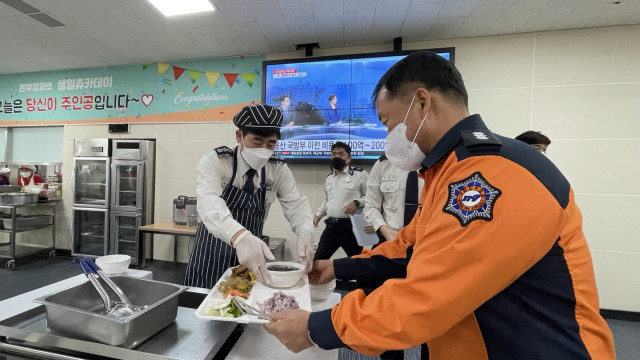 최병일 경기도소방재난본부장이 지난 18일 별관 구내식당에서 생일축하 배식을 하고 있다. 경기도소방재난본부 제공