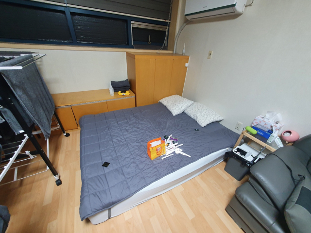 경기북부경찰청은 일산지역에서 오피스텔을 빌려 2년간 불법 성매매 영업을 한 일당 16명을 검거했다. 사진은 성매매 영업이 이뤄진 오피스텔 원룸 내부. 경기북부경찰청 제공