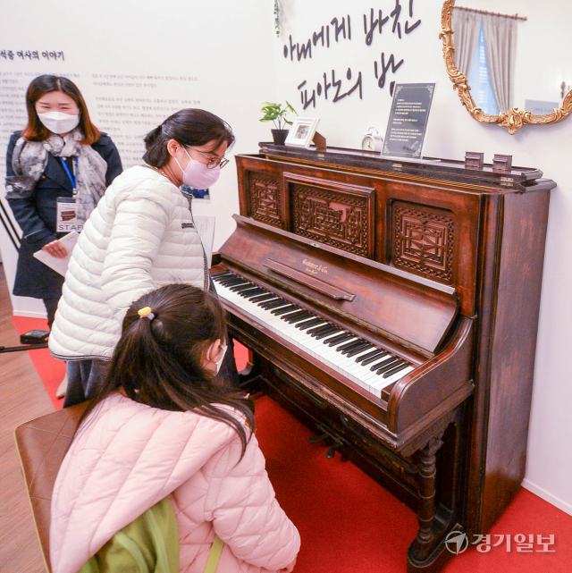 지난 19일 '대불호텔 피아노의 방-아내에게 바친 선물' 주제의 기획전과 작은 음악회가 열린 인천 중구 대불호텔 전시관 3층에서 시민들이 국내 현존하는 가장 오래된 것으로 추정하는 피아노를 살펴보고 있다. 민주운동가였던 고(故) 이문영 고려대 행정학과 교수가 아내에게 선물한 것으로 알려진 이 피아노는 미국 소머(Sohmer&Co)사가 134년 전인 1887년에 제작한 것으로, 이는 앞서 문화재로 지정한 배재학당 내 그랜드 피아노보다 24년 먼저 제작한 것으로 추정하고 있다. 장용준기자