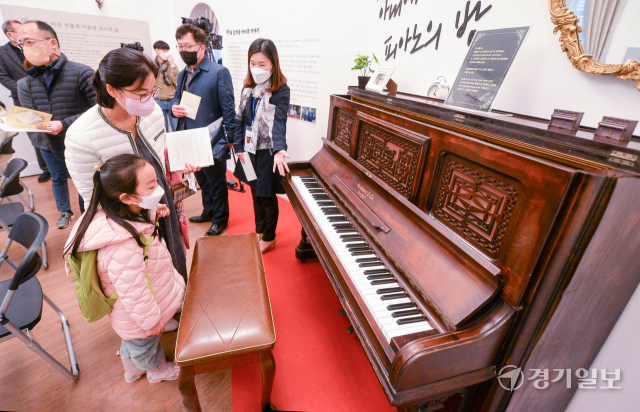 지난 19일 '대불호텔 피아노의 방-아내에게 바친 선물' 주제의 기획전과 작은 음악회가 열린 인천 중구 대불호텔 전시관 3층에서 시민들이 국내 현존하는 가장 오래된 것으로 추정하는 피아노를 살펴보고 있다. 민주운동가였던 고(故) 이문영 고려대 행정학과 교수가 아내에게 선물한 것으로 알려진 이 피아노는 미국 소머(Sohmer&Co)사가 134년 전인 1887년에 제작한 것으로, 이는 앞서 문화재로 지정한 배재학당 내 그랜드 피아노보다 24년 먼저 제작한 것으로 추정하고 있다. 장용준기자