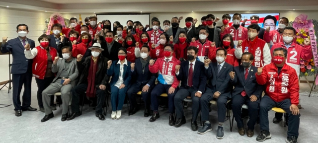 이만희 국민의힘 여주시장 예비후보가 20일 사무실 개소식에서 지지자들과 기념촬영을 하고 있다.