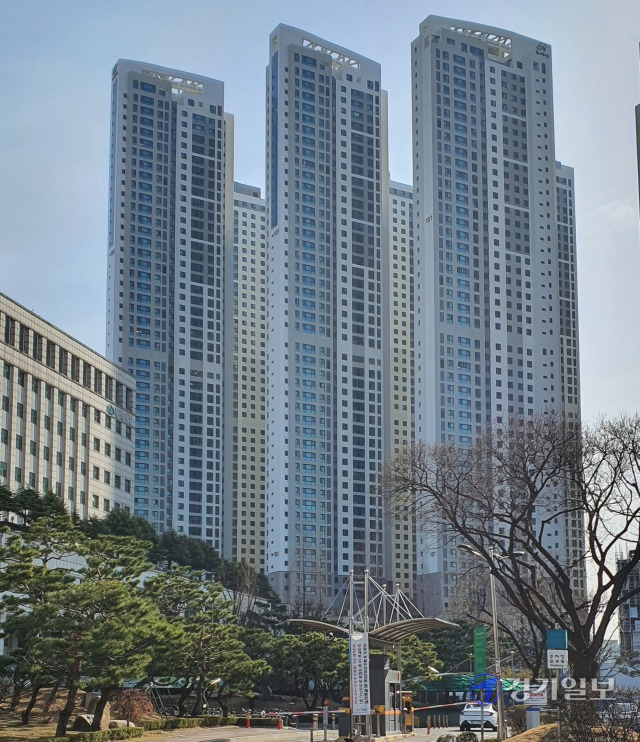 부천시가 업무공간으로 시청 옆 주거복합시설 일부 매입을 추진했지만 시의회 문턱을 넘지 못했다. 사진은 매입을 추진 중인 현대힐스테이트 주거복합건물. 김종구기자