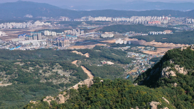 양주를 동서로 가르는 불곡산 정상에서 내려다본 개발이 한창 진행되고 있는 회천·옥정지구 모습. 양주시 제공