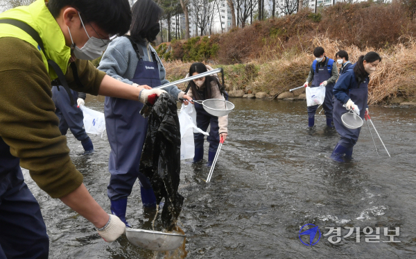 세계 물의 날을 하루 앞둔 21일 오전 수원특례시 영통구 원천천에서 삼성전자 임직원들과 수원도시재단, 수원하천유역네트워크 등 참석자들이 하천 정화 활동을 하고 있다.조주현기자