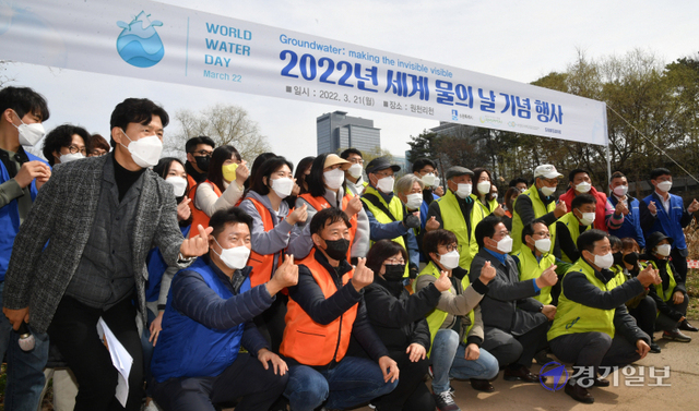 세계 물의 날을 하루 앞둔 21일 오전 수원특례시 영통구 원천천에서 삼성전자 임직원들과 수원도시재단, 수원하천유역네트워크 등 참석자들이 하천 정화 활동에 앞서 기념촬영을 하고 있다.조주현기자