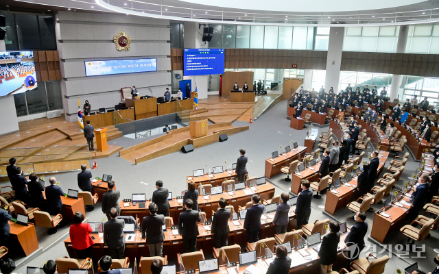 경기도의회 제358회 임시회 본회의가 열린 22일 오전 도의회 본회의장에서 오병권 경기도지사 권한대행, 장현국 의장, 이재정 도 교육감 등 참석자들이 국민의례를 하고 있다. 윤원규기자