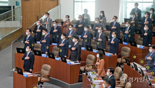 경기도의회 제358회 임시회 본회의가 열린 22일 오전 도의회 본회의장에서 오병권 경기도지사 권한대행 등 참석자들이 국민의례를 하고 있다. 윤원규기자