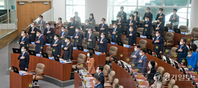 경기도의회 제358회 임시회 본회의가 열린 22일 오전 도의회 본회의장에서 오병권 경기도지사 권한대행 등 참석자들이 국민의례를 하고 있다. 윤원규기자