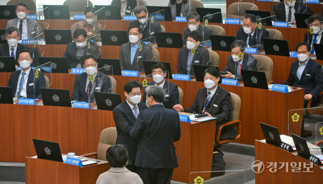 오병권 경기도지사 권한대행이 22일 오전 경기도의회 제358회 임시회 본회의에 참석, 의원들과 대화하고 있다. 윤원규기자