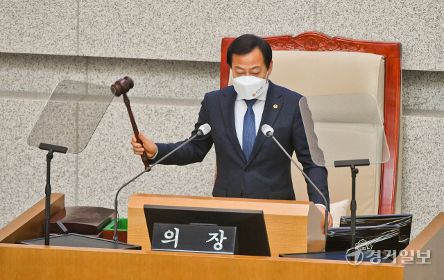 경기도의회 제358회 임시회 본회의가 열린 22일 오전 도의회 본회의장에서 장현국 의장이 개회를 선언하고 있다. 윤원규기자