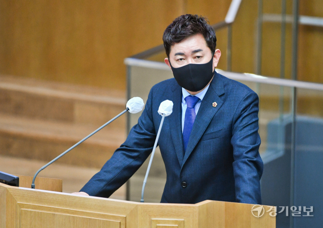 박근철 경기도의회 더불어민주당 대표의원이 교섭단체 대표의원 연설을 하고 있다. 윤원규기자