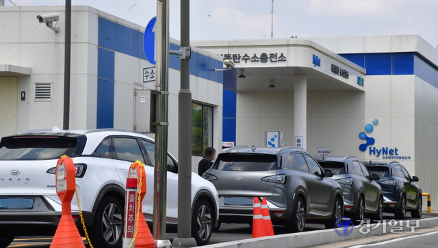 29일 오후 화성동탄수소충전소에서 충전하려는 차량들이 길게 늘어선 채 순서를 기다리고 있다.조주현기자