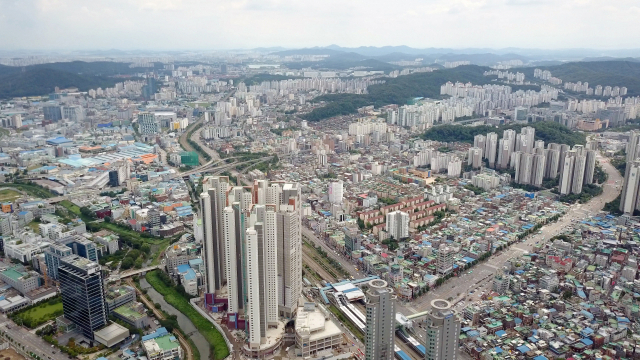 군포시 금정역사 상공에서 본 금정동, 산본시가지, 당정동 공업지역 등이 한눈에 펼쳐져 있다. 군포시 제공