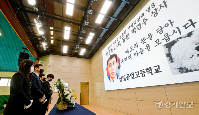 제7회 서해수호의 날을 앞두고 23일 오후 수원특례시 삼일공업고등학교에서 열린 ‘우리들의 빛! 서해 영웅 55용사’ 행사에서 김동수 교장 및 학생 대표들이 박경수 상사에게 헌화하고 있다. 삼일공고는 제2연평해전 때 생존했다가 천안함 피격으로 산화한 故 박경수 상사의 모교이다. 윤원규기자