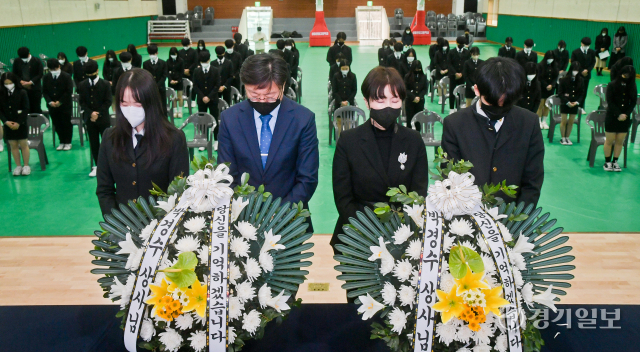 제7회 서해수호의 날을 앞두고 23일 오후 수원특례시 삼일공업고등학교에서 열린 ‘우리들의 빛! 서해 영웅 55용사’ 행사에서 김동수 교장 및 학생 대표들이 박경수 상사에게 헌화하고 있다. 삼일공고는 제2연평해전 때 생존했다가 천안함 피격으로 산화한 故 박경수 상사의 모교이다. 윤원규기자