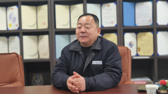 최근 10여년동안 10여억원 상당의 물픔을 기증한 (주)케이에스에프엔지 김춘광 회장