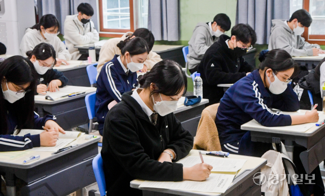 24일 오전 수원특례시 영생고등학교 3학년 교실에서 학생들이 전국에서 동시에 실시된 전국연합학력평가를 치르고 있다. 윤원규기자