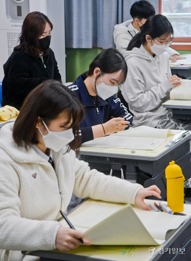 24일 오전 수원특례시 영생고등학교 3학년 교실에서 학생들이 전국에서 동시에 실시된 전국연합학력평가를 치르고 있다. 윤원규기자