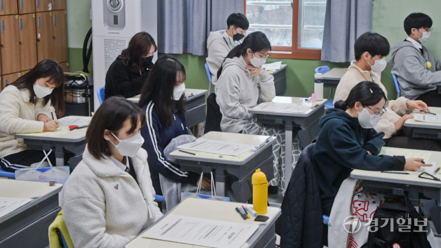 24일 오전 수원특례시 영생고등학교 3학년 교실에서 학생들이 전국에서 동시에 실시된 전국연합학력평가를 치르고 있다. 윤원규기자